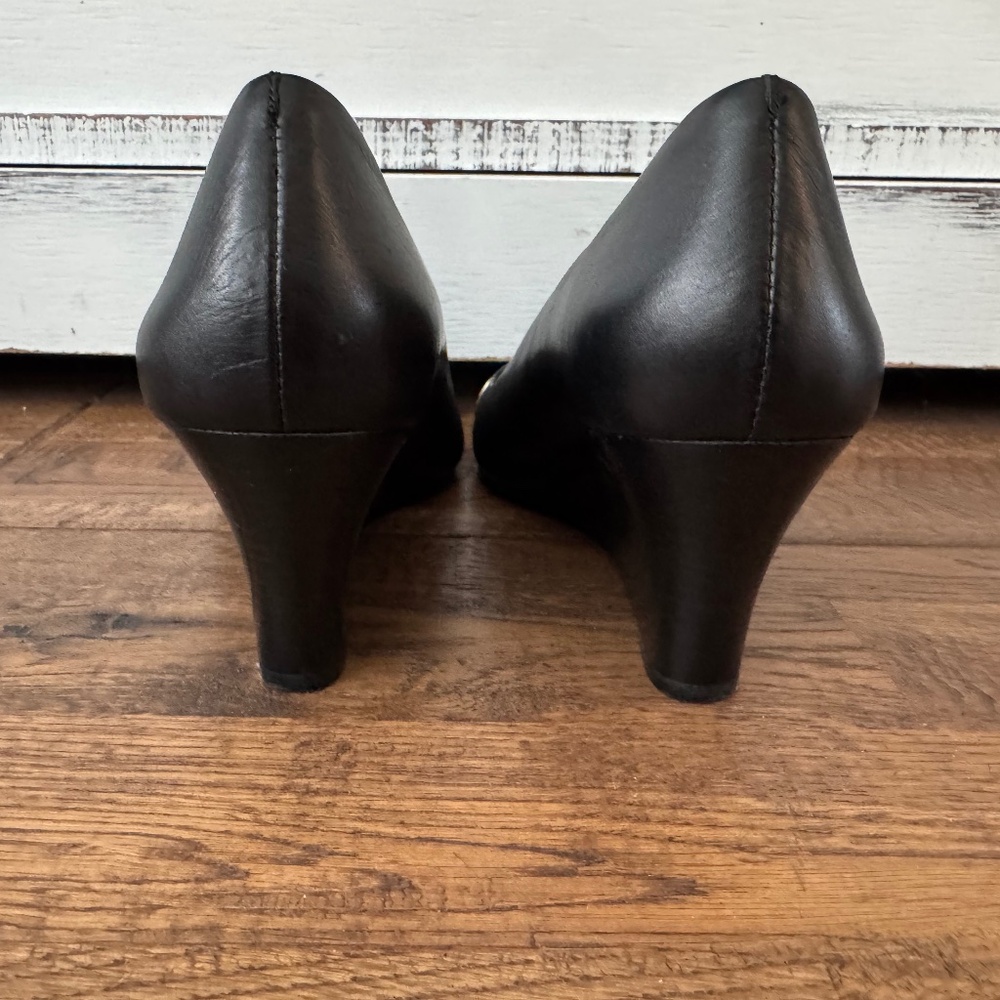 Tory Burch Tiffy Black Leather Wedge Pumps Gold Logo Cap Toe‎ Women's Size 8.5 - Picture 4 of 6